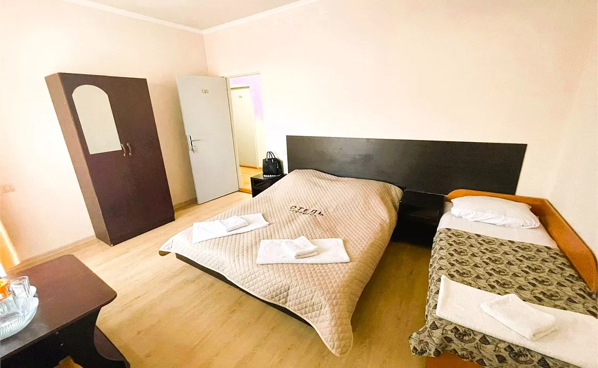 Стандарт трёхместный с доп. местом и балконом. Отель "Гермес" . Вардане