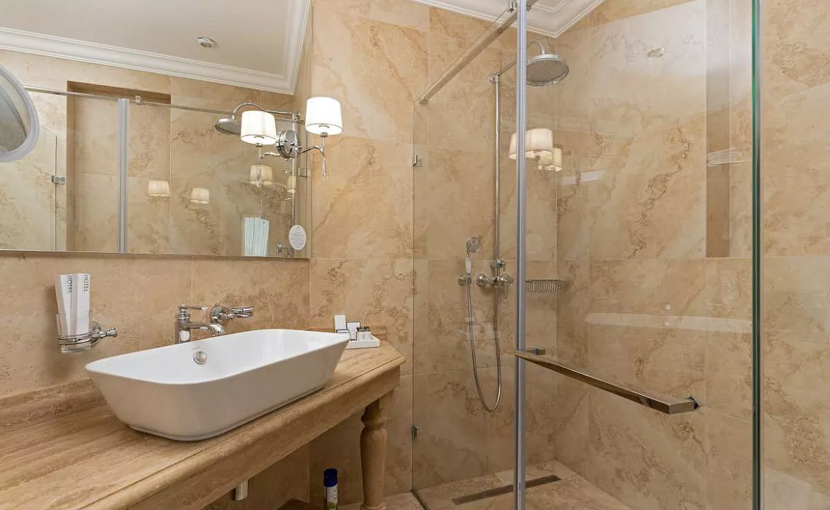 Однокомнатный двухместный номер «Джуниор сюит». Семейный отель Династия. Геленджик