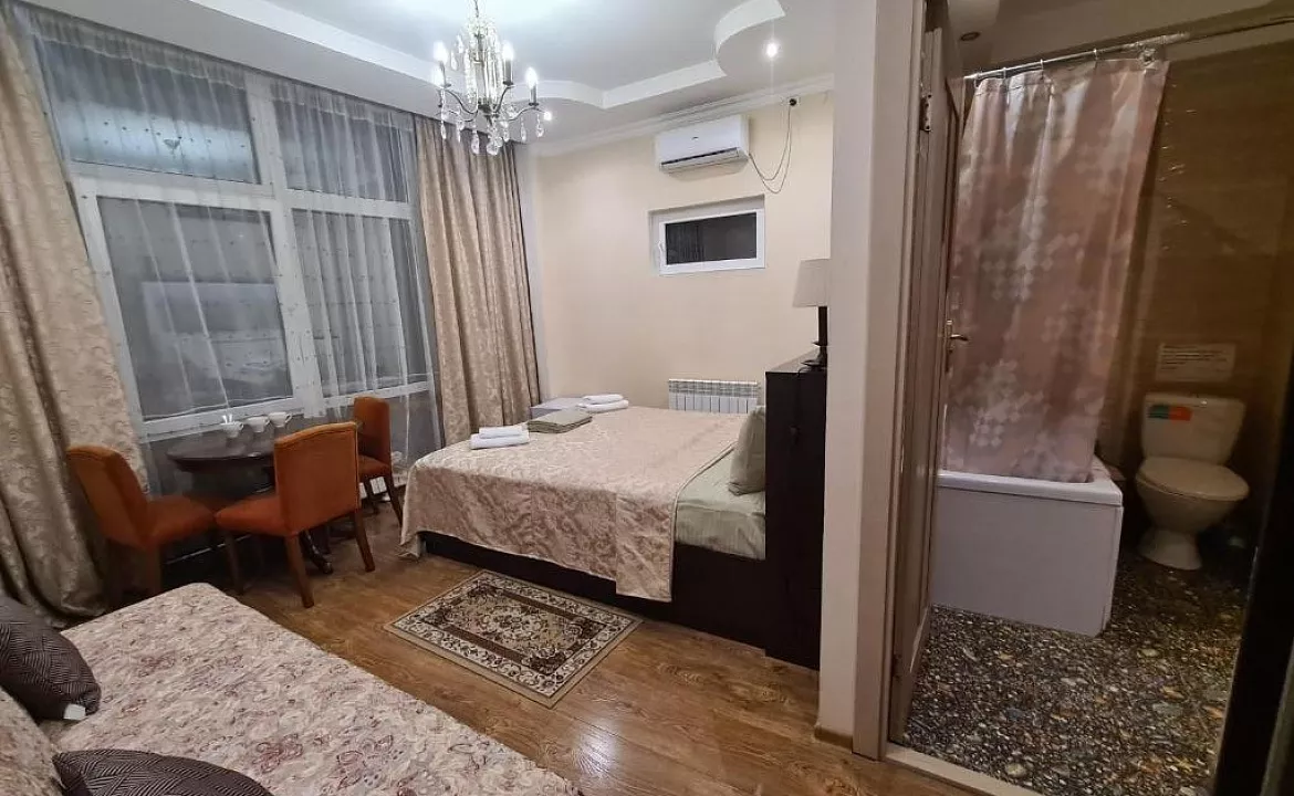 Трехместный номер с собственной ванной комнатой. Отель На Поляне. Красная Поляна