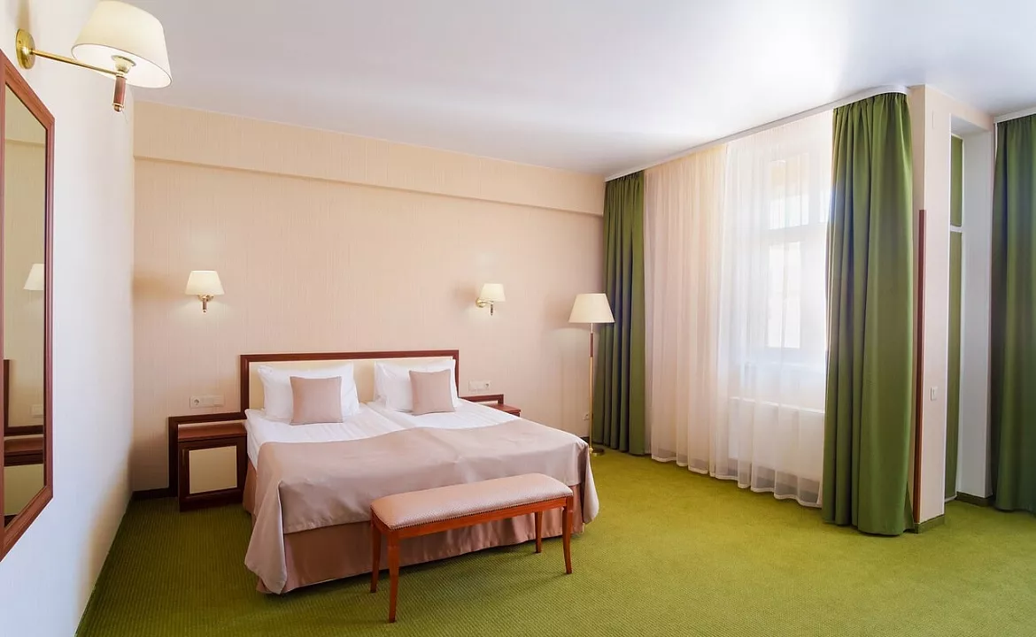 Джуниор. Отель  «ГРЕЙ ИНН». Феодосия