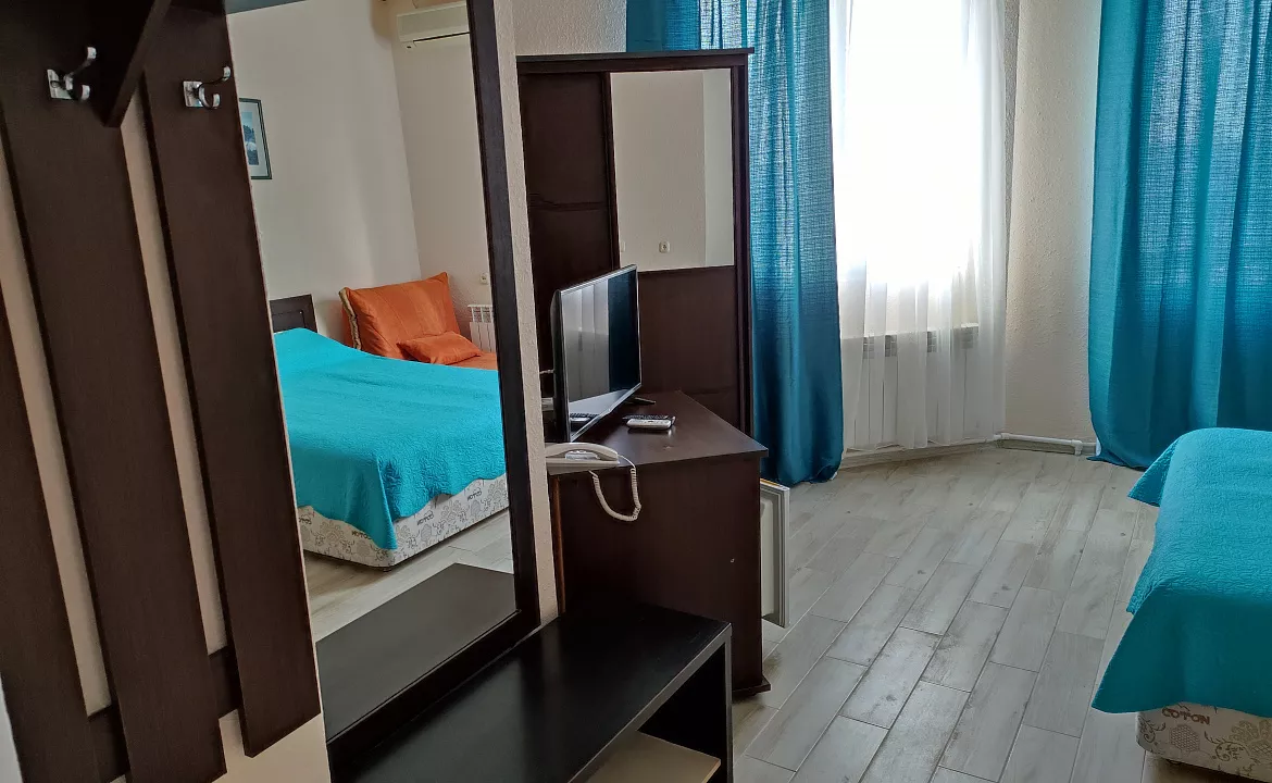 стандарт двухместный вид на город. Гостиница Адмирал. Анапа