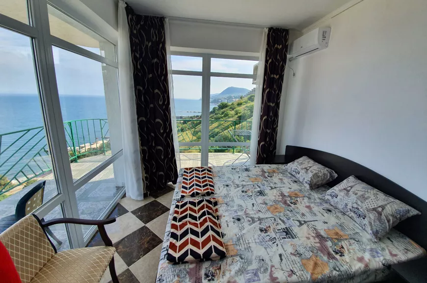 2-местный номер с балконом и панорамными окнами, с видом на море, горы, бассейн и Алушту. Гостевой дом «Камилла Sunrise». Алушта