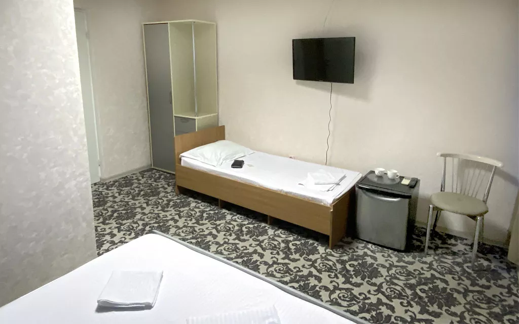 5-ти местный номер «Стандарт» с 2 двуспальными и односпальной кроватью. Отель «Эра». Анапа