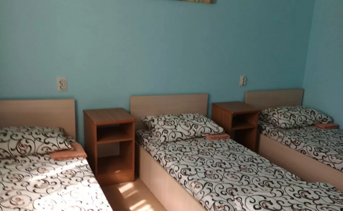 Трехместный номер с удобствами на этаже. Отель "Акварель". Криница