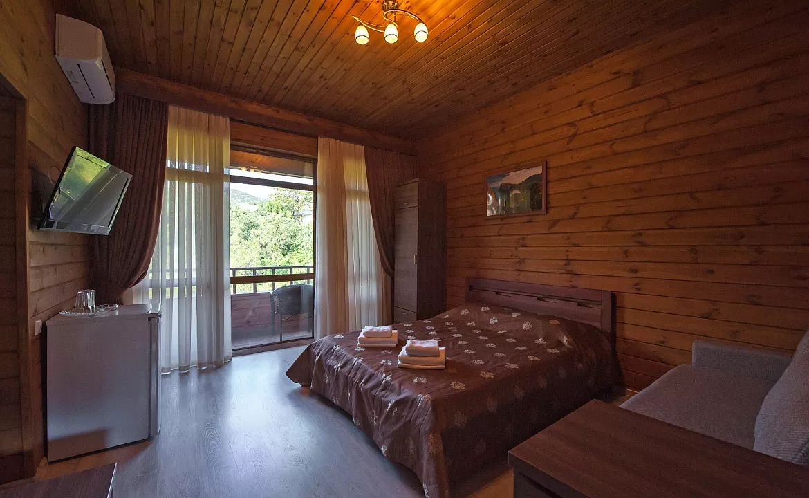 Однокомнатный двухместный номер с видом на лес. Гостевой дом "Зеленая бухта". Отдых с детьми