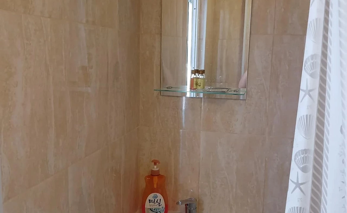 Двухместный номер люкс, от 1 до 2 гостей, двуспальная кровать, балкон, вид на море. Гостевой дом "Горная лаванда". Лазаревское