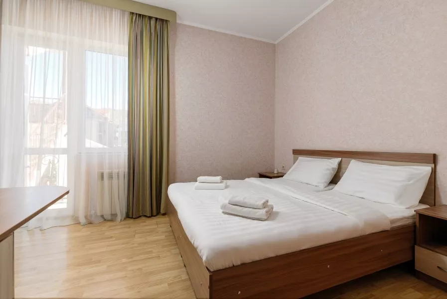 Номер стандарт с балконом с видом в сад для 3 гостей. Гостевой дом Ева. Адлер