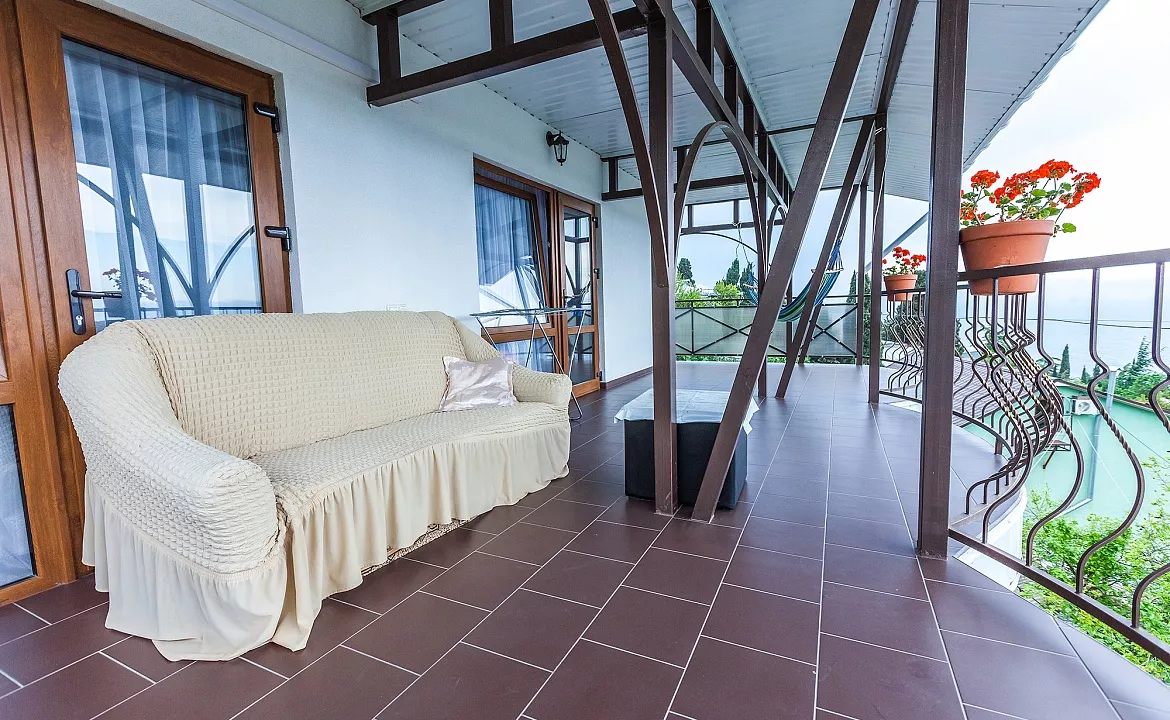 Люкс с балконом до 5 чел. Гостевой дом Пролетарская 12. Гурзуф