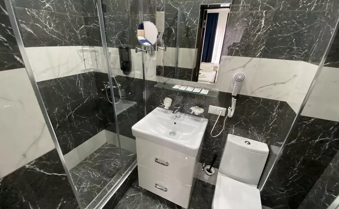 Семейный двухкомнатный пятиместный с балконом. Отель BLUE MARINE HOTEL. Адлер