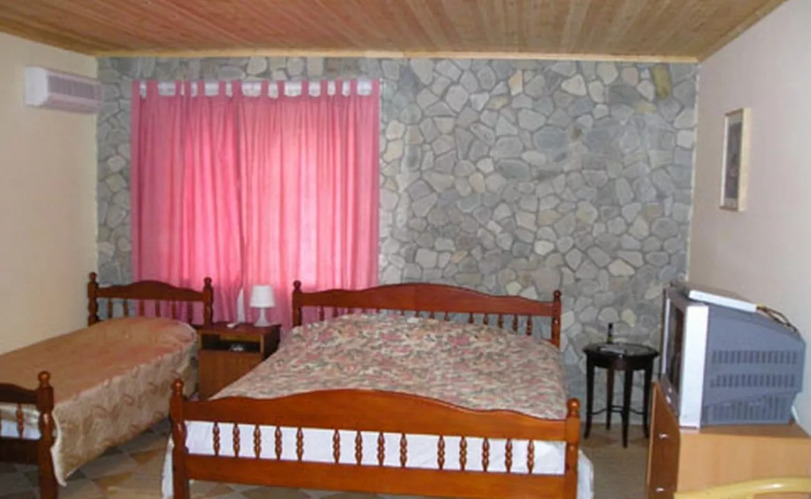 2, 3-х местный «Полулюкс» с балконом, с выходом к бассейну. Гостиница Горная долина. Архипо-Осиповка