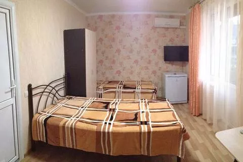 Комната для пятерых с балконом. Гостевой дом Винтаж. Лазаревское