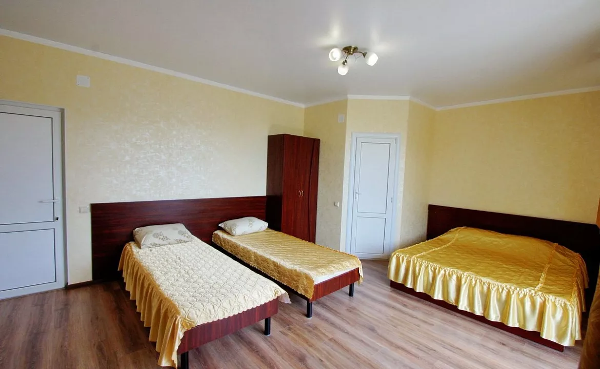 4-МЕСТНЫЙ НОМЕР СТАНДАРТ С БАЛКОНОМ. Гостевой дом "Лето". Лазаревское 4-МЕСТНЫЙ НОМЕР СТАНДАРТ С БАЛКОНОМ. Гостевой дом "Лето". Лазаревское