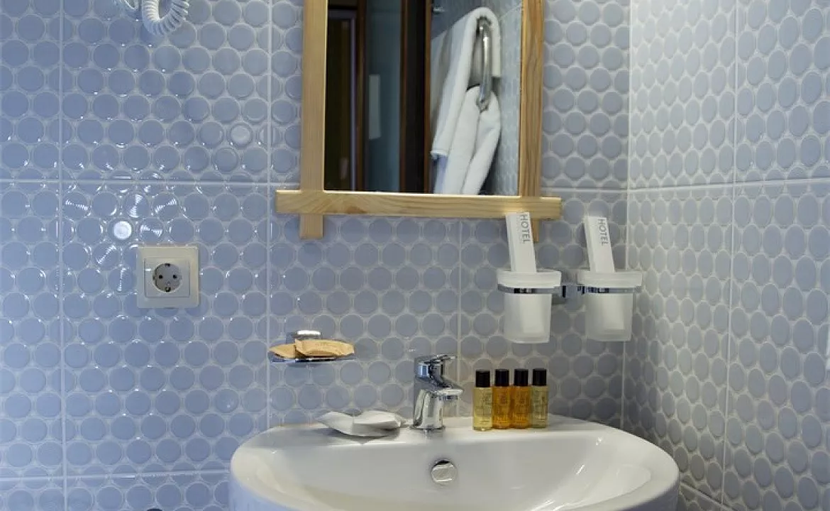 Стандарт двухместный с видом на море и горы King Size. Гостевой комплекс "Чижик Пыжик". Никита