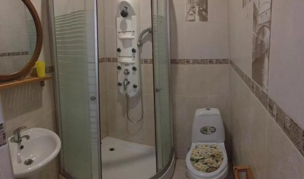 Номер с кроватью размера 