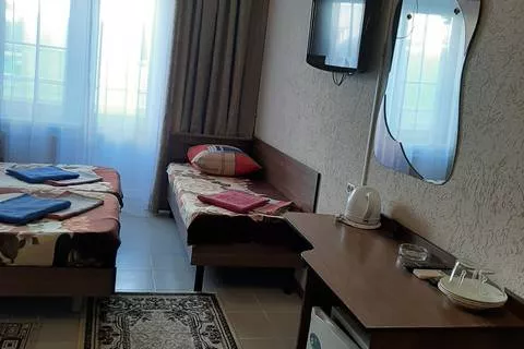 3х местный номер с балконом. Гостиница «Жемчужина». Архипо-Осиповка