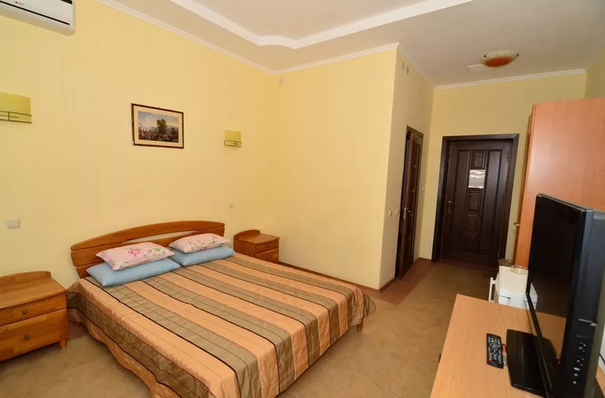 Стандартный номер на 2-эт 2-х местный 1-комнатный с балконом. Отель «Перчем». Судак