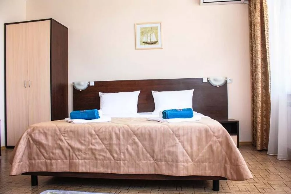 Двухместный номер комфорт (с видом на море). Гостиница "Ассоль". Ейск