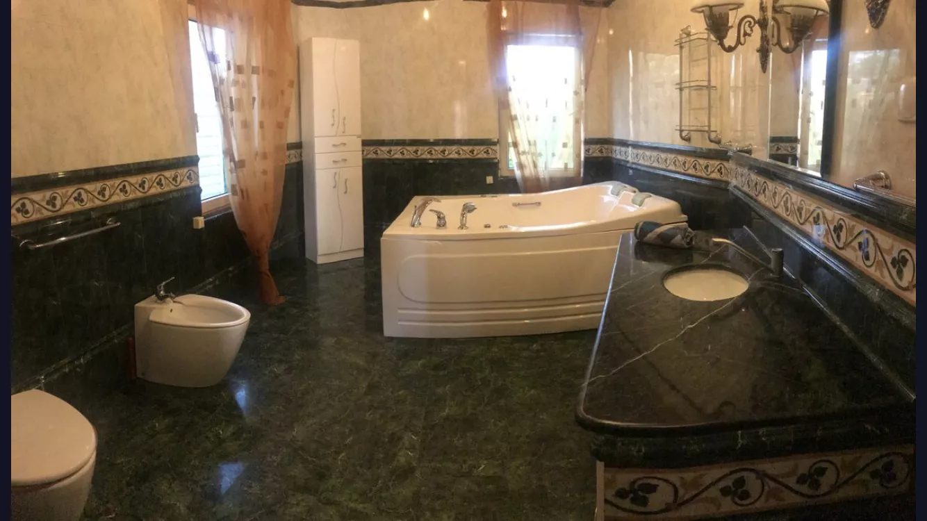 . Эллинг Кипарис . Лоо