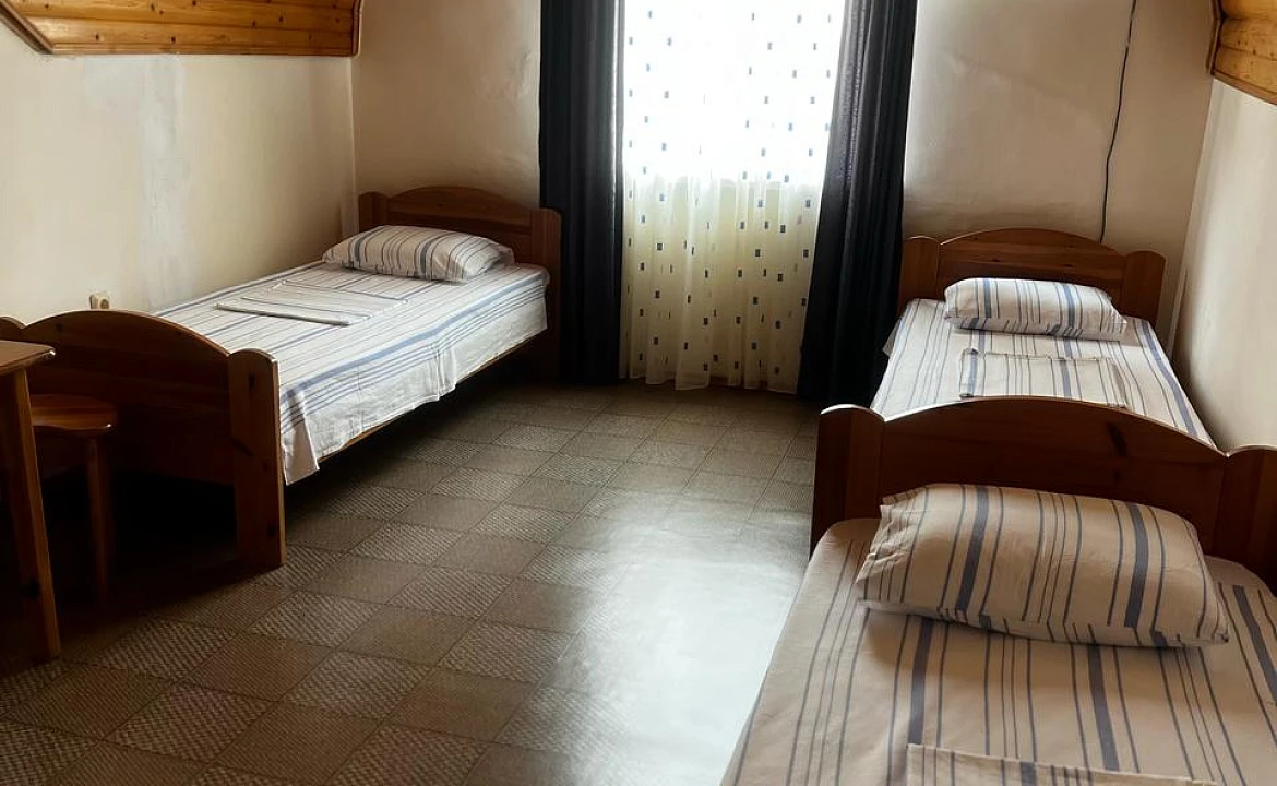 Трёхместный номер с тремя односпальными кроватями. Гостевой дом Эксклюзив. Вардане