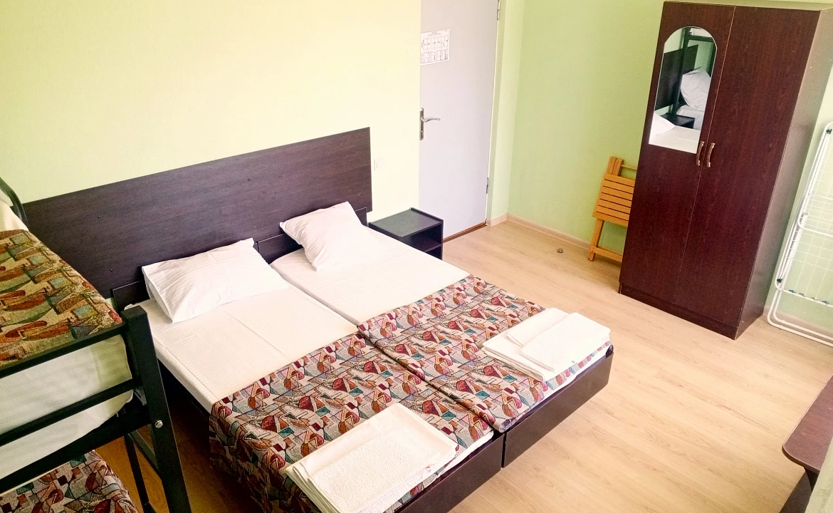 Четырёхместный номер с балконом. Отель "Гермес" . Вардане