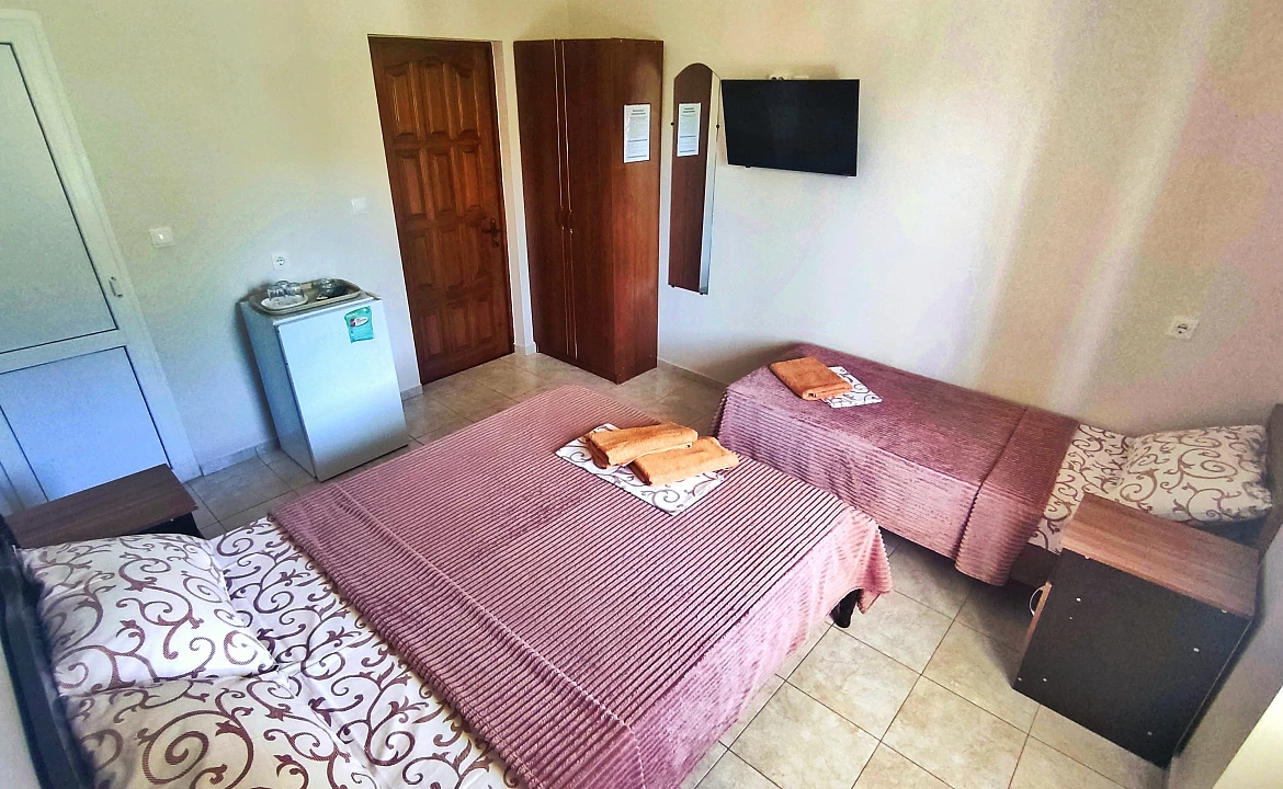 Трехместный с удобствами и балконом. Гостевой дом "Одиссей" - Кабардинка. Кабардинка Трехместный с удобствами и балконом. Гостевой дом "Одиссей" - Кабардинка. Кабардинка