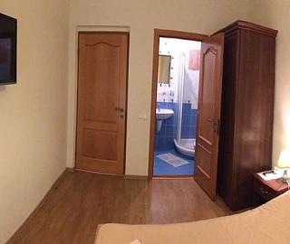 Двухместный номер с одной кроватью. Гостевой дом «Кедр-Восток». 