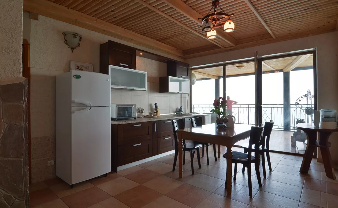 Двухуровневый стандарт с видом на хвойный парк. Отель "Кучук-Ламбат". Бондаренково