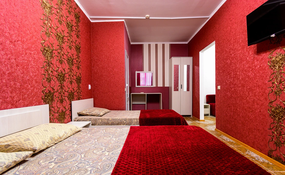 Семейный трёхместный комфорт. Гостевой дом УЮТ на ул. Новороссийское шоссе 1/7. Джубга