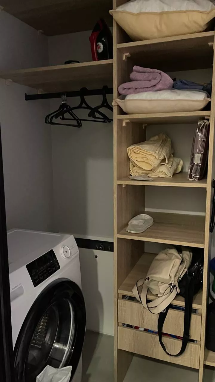 . Частный сектор Красная Поляна с видом на озеро и горы. Красная Поляна