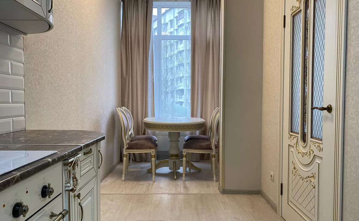 Двухкомнатная квартира под ключ. Квартира в многоквартирном доме Для королей. Адлер