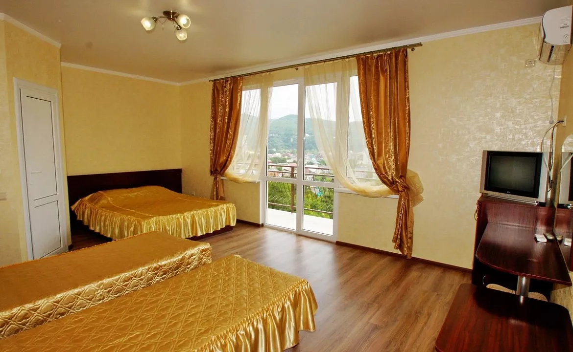 4-МЕСТНЫЙ НОМЕР СТАНДАРТ С БАЛКОНОМ. Гостевой дом "Лето". Лазаревское 4-МЕСТНЫЙ НОМЕР СТАНДАРТ С БАЛКОНОМ. Гостевой дом "Лето". Лазаревское