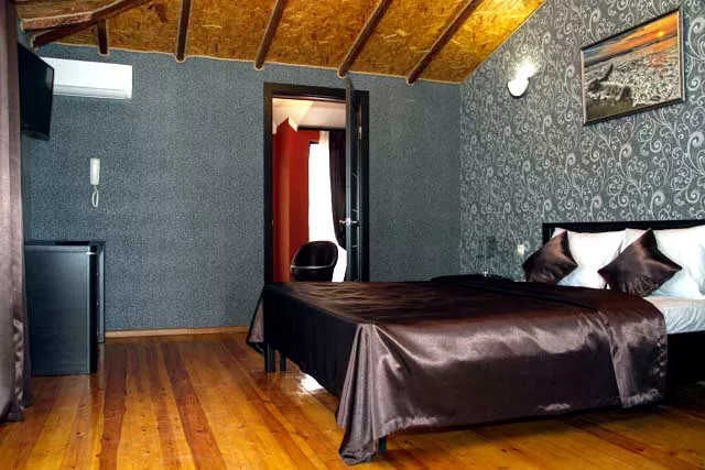 2-х комнатный номер, с балконом, с видом на горы/на море . Отель "ПОСЕЙДОН". Гагра