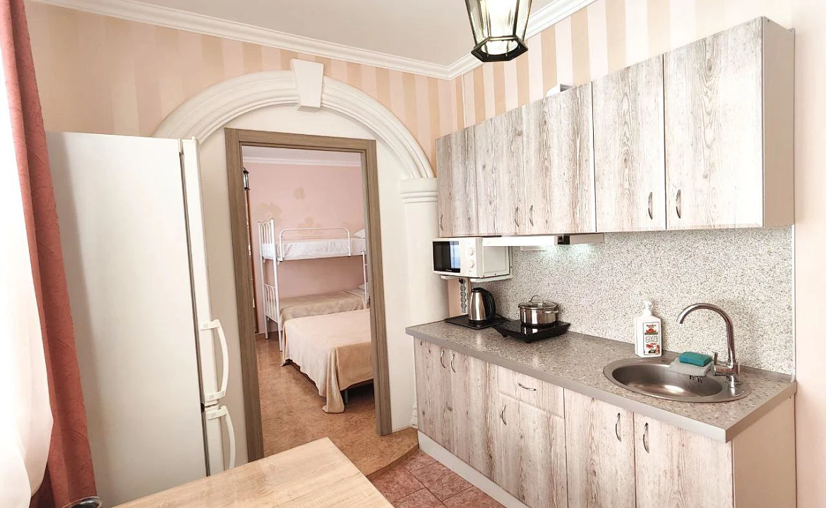 Апартаменты с балконом на 3м этаже. Гостевой дом "Регион 86" . Адлер