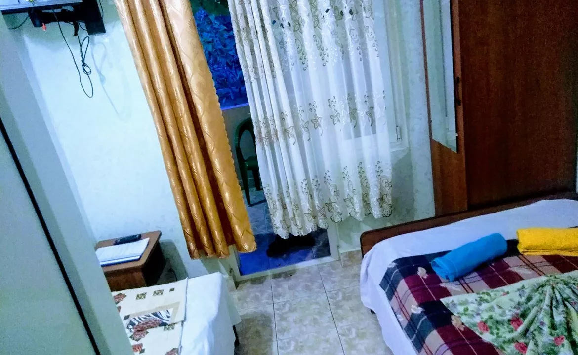 3-х местный с балконом и удобствами в номере. Гостевой дом Светлана на Алычевом. Лоо 3-х местный с балконом и удобствами в номере. Гостевой дом Светлана на Алычевом. Лоо