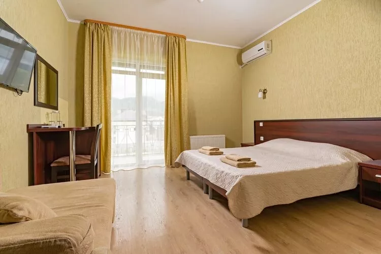 Трехместный с балконом . Гостевой дом АНИКСИ. Кабардинка