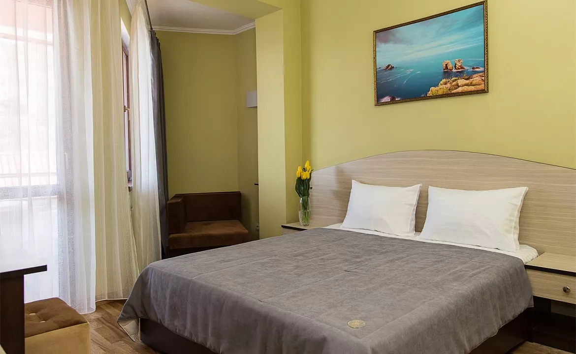 Стандарт двухместный с видом на море и горы King Size. Гостевой комплекс "Чижик Пыжик". Никита