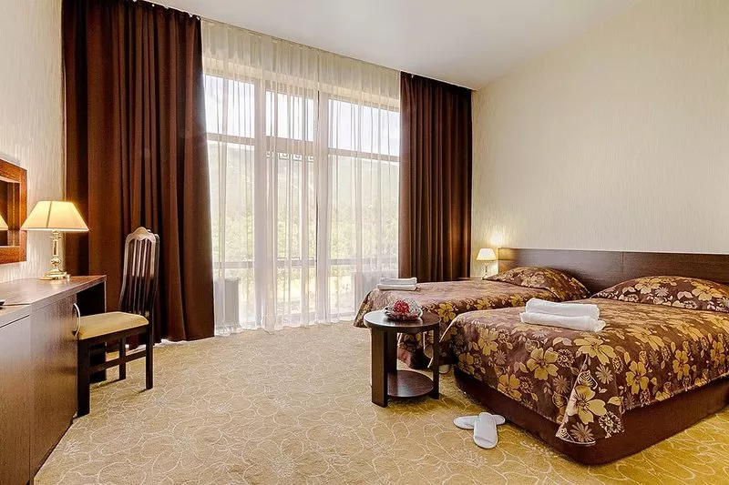 Стандарт с видом на горы с балконом. Отель "Калифорния". Геленджик