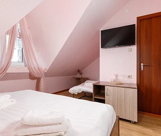 Номер двухместный с дополнительным местом на уютной мансарде. Гостевой дом Ева. 