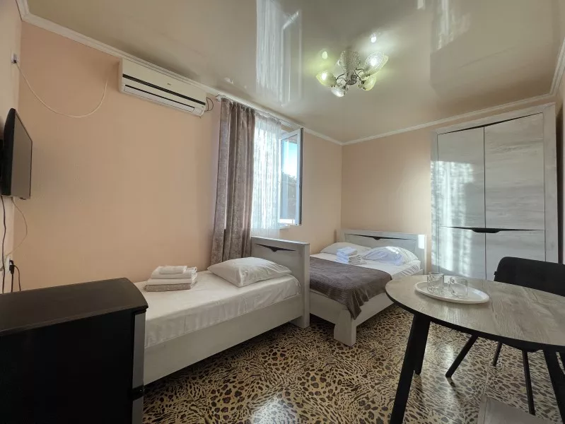 Стандартный трехместный номер. Гостевой дом "Замок на Жемчужной". Адлер