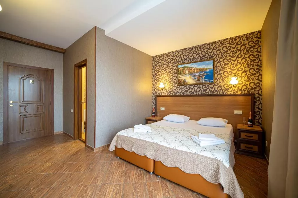 Четырехместный номер с балконом. Отель Атмосфера. Кабардинка Четырехместный номер с балконом. Отель Атмосфера. Кабардинка