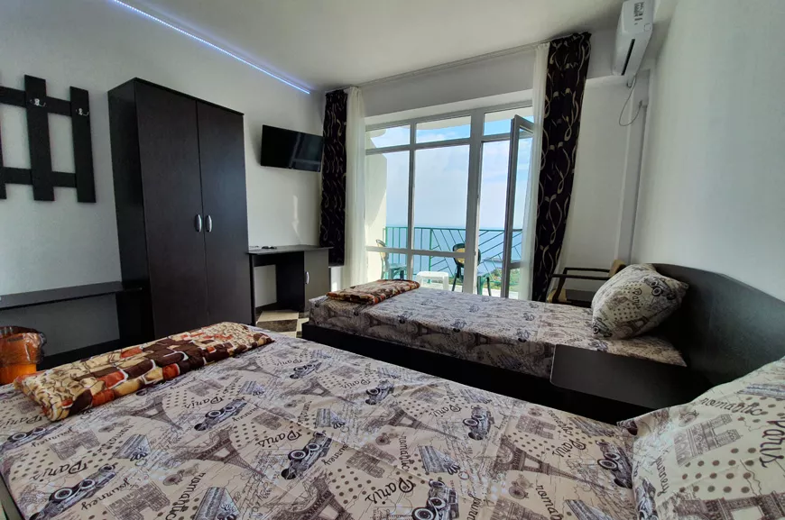 2-местный номер с балконом и видом на море,горы, бассейн и Алушту. Гостевой дом «Камилла Sunrise». Алушта