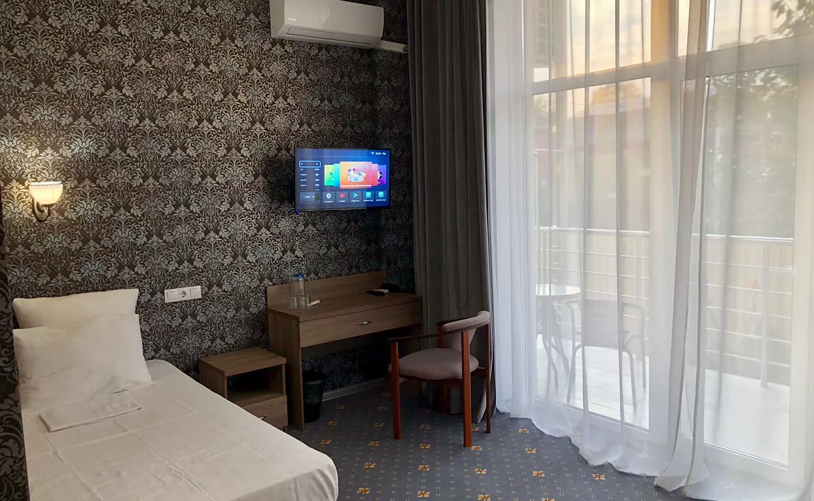 Одноместный с балконом вид на окрестности. Отель "РЕВЮ". Агой