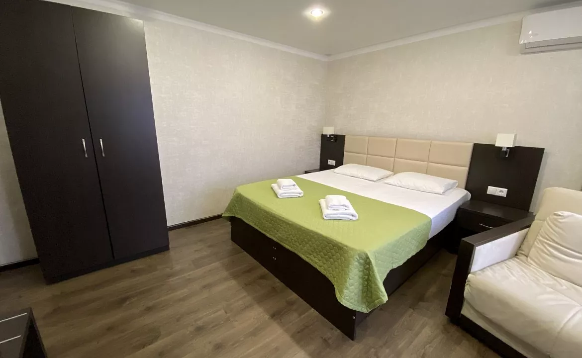 Улучшенный трехместный номер с 1 кроватью или 2 отдельными кроватями и креслом-кроватью. Отель BLUE MARINE HOTEL. Адлер