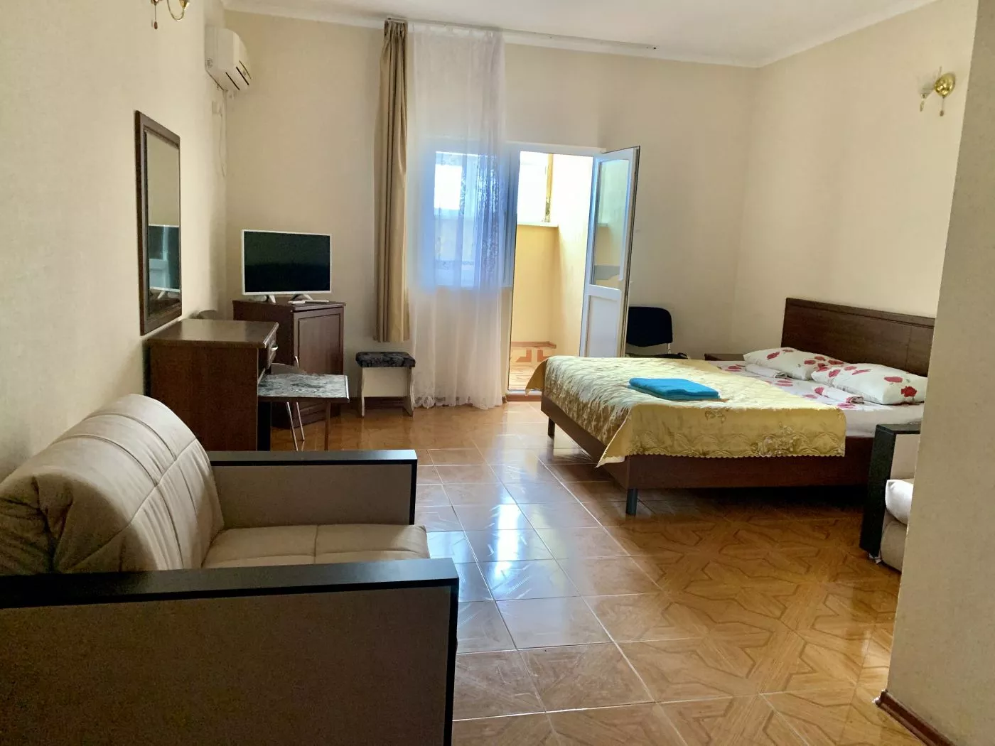 . Гостиница "Посейдон". Новомихайловский