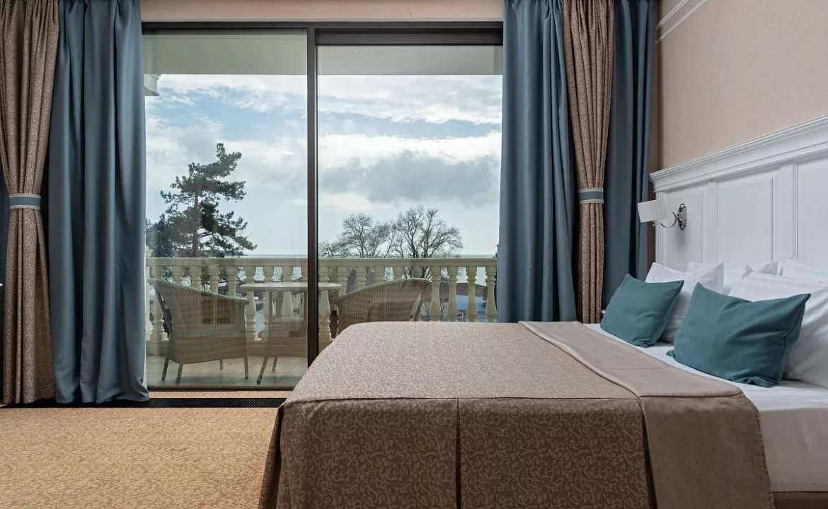 Однокомнатный двухместный номер «Стандарт». Семейный отель Династия. Геленджик