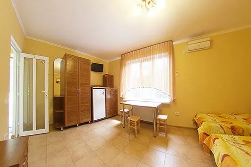 Трехместный номер. Дом отдыха "Дельфин". Семидворье