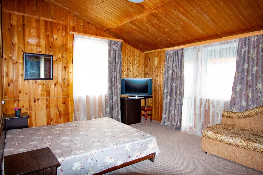 Люкс с балконом и кроватью размера «king-size». Гостевой дом ШарЛООтка. Лоо