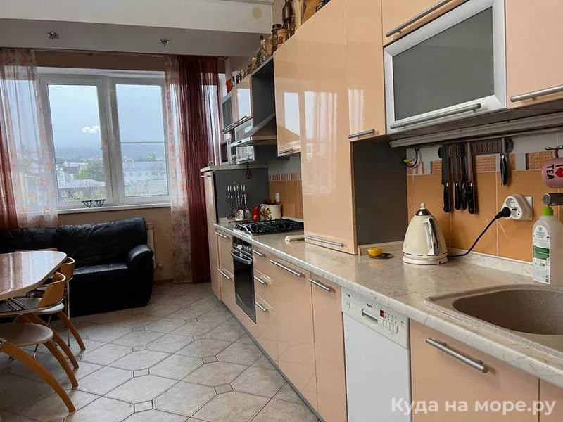 . Квартира в многоквартирном доме Четырехкомнатная квартира в центре Геленджика. Геленджик