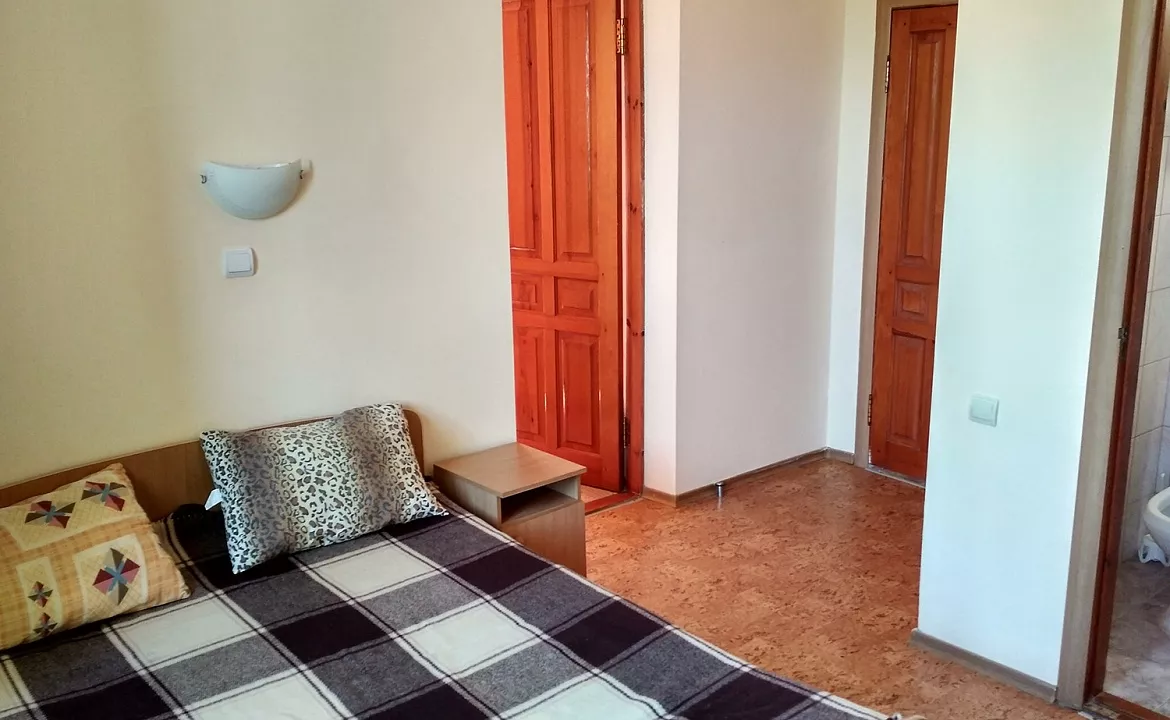 4-х местный стандартный двухкомнатный номер. Гостиница "ВИКТОРиЯ" - Саки. Саки