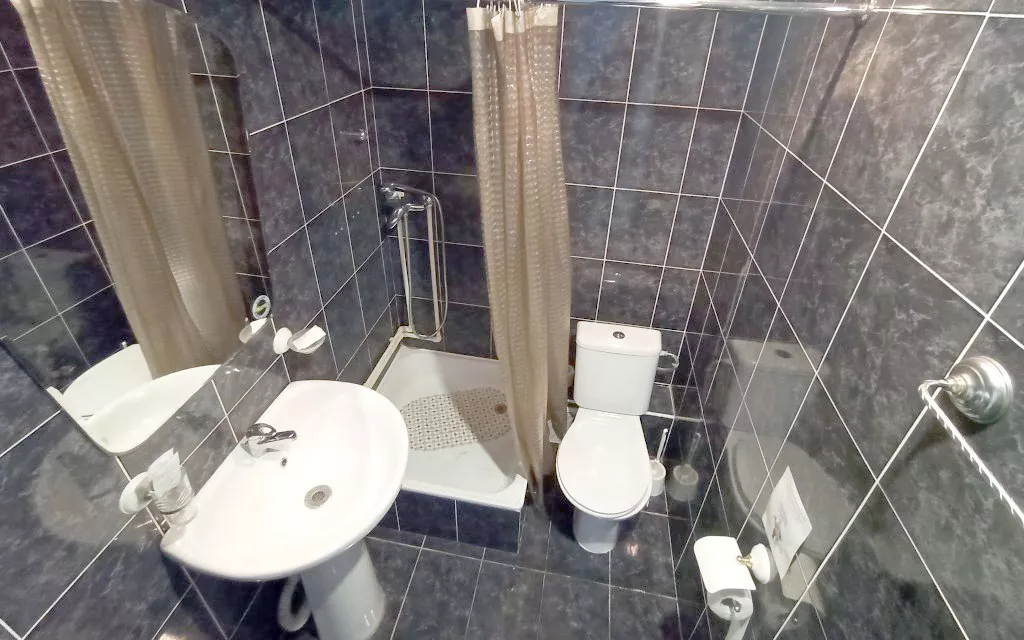 3-х местный номер «Стандарт» с двуспальной и односпальной кроватью. Отель «Эра». Анапа